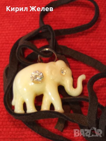 АРТ МЕДАЛЬОН СЛОНЧЕ от НАТУРАЛЕН КАМЪК МЛЕЧЕН БЯЛ ОПАЛ с БЯЛ и СИН ЦИРКОН с ШНУРЧЕ от ВЕЛУР 21417, снимка 2 - Колиета, медальони, синджири - 41483578