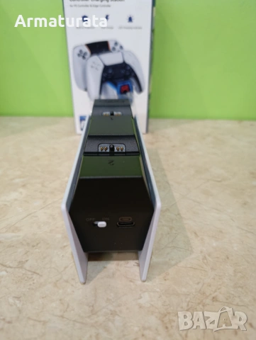 Зарядна станция OIVO за 2 контролера PS5 (DualSense), снимка 3 - Аксесоари - 53637204