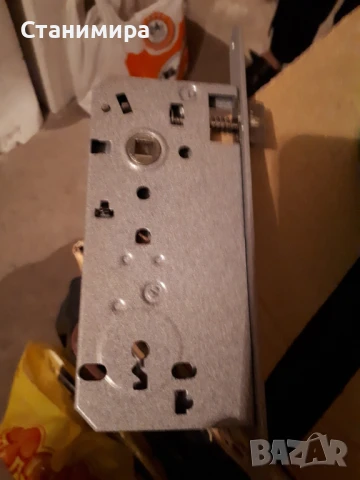 брави и дръжки за врати