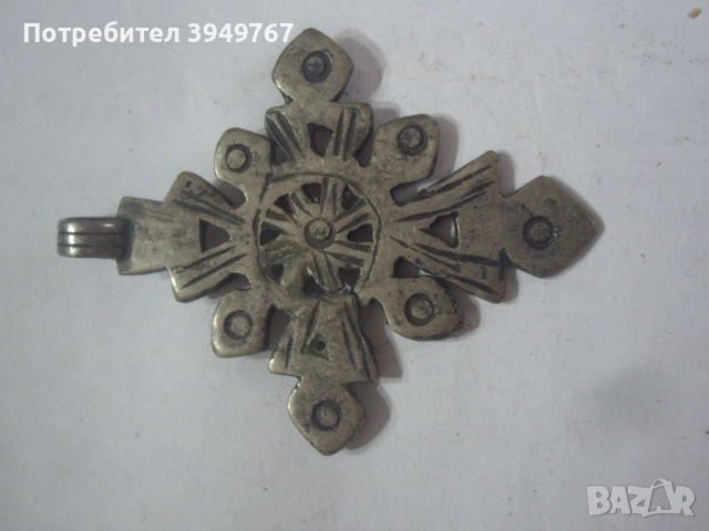 Много стар ,ръчно изработен кръст.