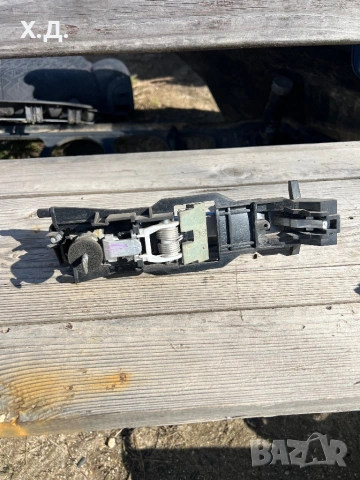 Предна лява Външна дръжка с основа Мерцедес Ц-класа w203, снимка 2 - Части - 53623151