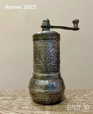 Стара ръчна ориенталска мелничка за кафе / подправки – метална, работеща
