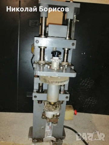 Продавам машина за завиване на" винтови капачки" за бутилки. , снимка 3 - Други машини и части - 52574688