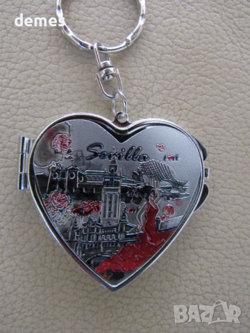 Метален ключодържател-огледало от Испания