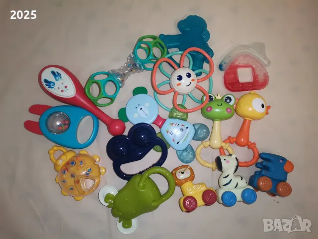 различни бебешки играчки 