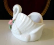 Лебед порцеланова фигура,бижутерка с рози,злато. , снимка 4