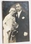 Стара черно-бяла снимка картичка младоженци