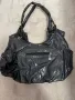 Елегантна,черна дамска чанта с лачен ефект, снимка 2