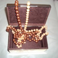 Кутия за бижута с два перлени гердана, снимка 1 - Бижутерийни комплекти - 39176070