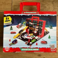 Детски календар с коли и гараж - Dickey Toys, снимка 3 - Коли, камиони, мотори, писти - 39669801