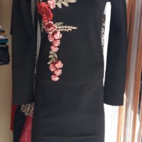 Елегантна черна рокля с апликирана бродерия и отворен гръб, снимка 1 - Рокли - 35768819