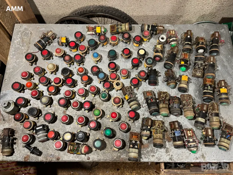 Лот от български бутони и  лампи , снимка 1