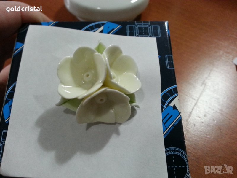 Стара брошка порцелан , снимка 1