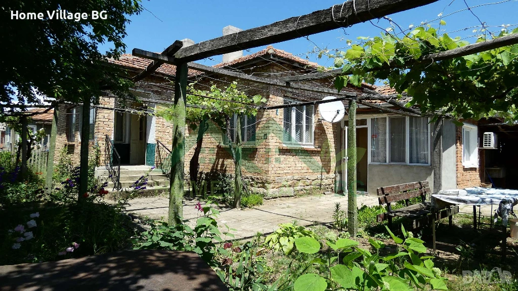 Едноетажна къща с допълнителни постройки, село Господиново , снимка 1