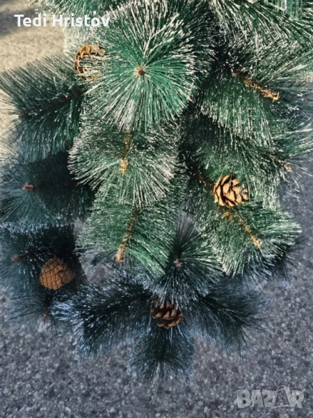 Елха - Изкуствена коледна елха с бели връхчета и шишарки , снимка 1