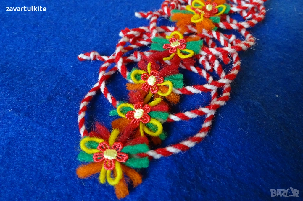 Mартеници гривни с червено мини цветче, снимка 1