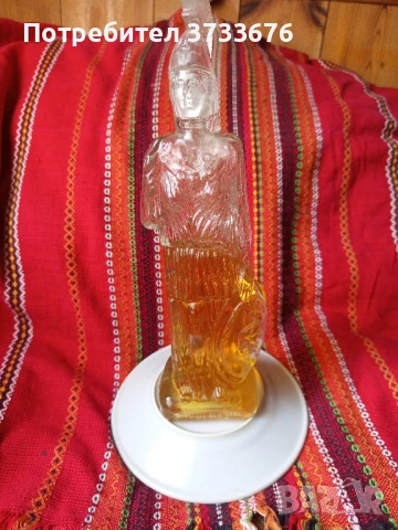 Стилна стъклена бутилка с форма на римски/гръцки/ войн.