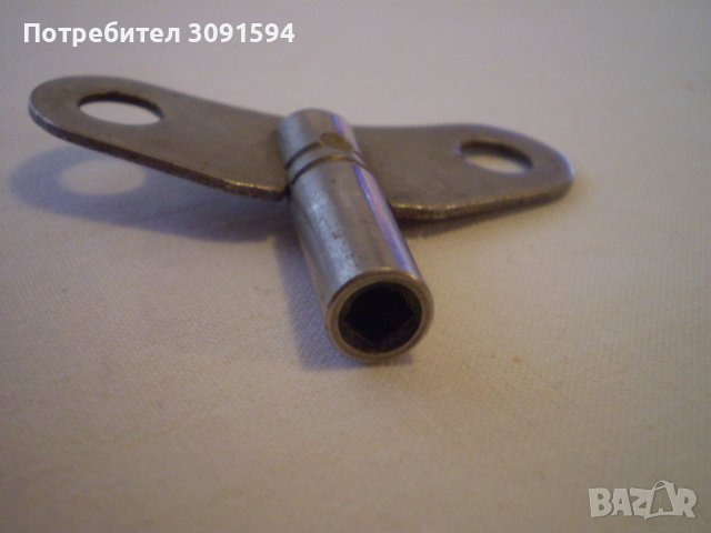Стар ключ за стенен часовник а може и настолен , снимка 3 - Антикварни и старинни предмети - 40492716