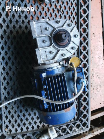 ел.двигател 1.1 kW  с редуктор 30 оборота