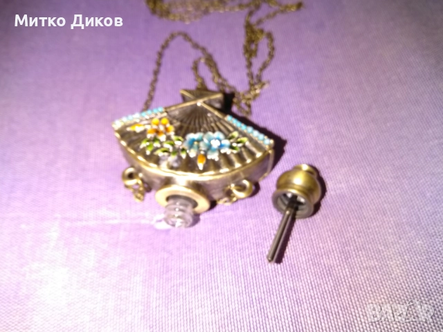 Винтидж бутилка за парфюм от месинг, клозоне, флорална, с W-образна винтова капачка Н-50мм и 55х20мм, снимка 10 - Антикварни и старинни предмети - 51554075