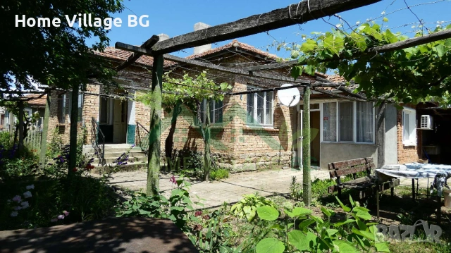 Едноетажна къща с допълнителни постройки, село Господиново 