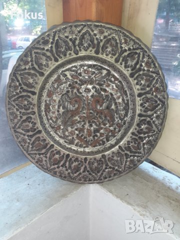Стара голяма чукана и гравирана медна чиния с пиленца, снимка 1 - Антикварни и старинни предмети - 41646629