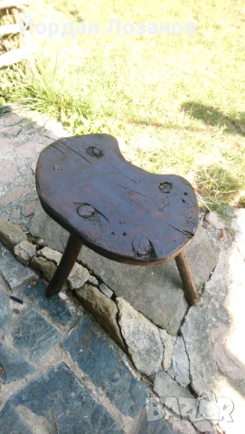 Дървено столче