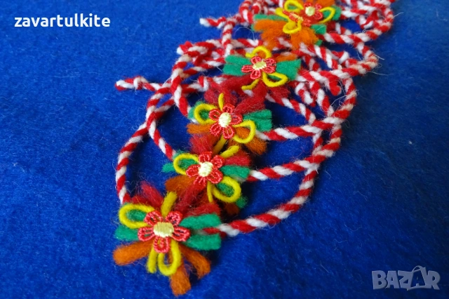 Mартеници гривни с червено мини цветче