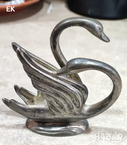 Стар метален салфетник, лебеди