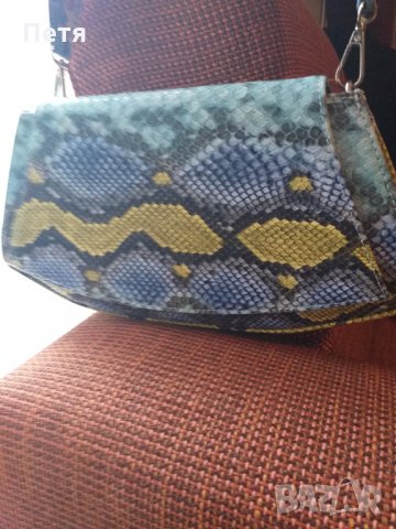 Чисто нова средна чантичка за вашите разноцветни обувки 