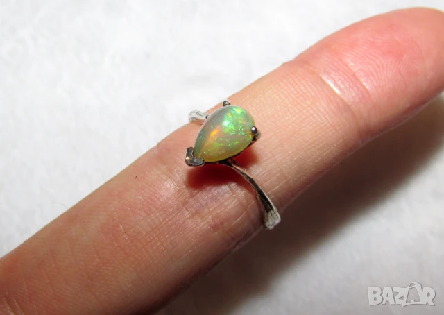 Малък сребърен пристен с естествен етиопски опал, подходящ за подарък, снимка 2 - Подаръци за жени - 51328229