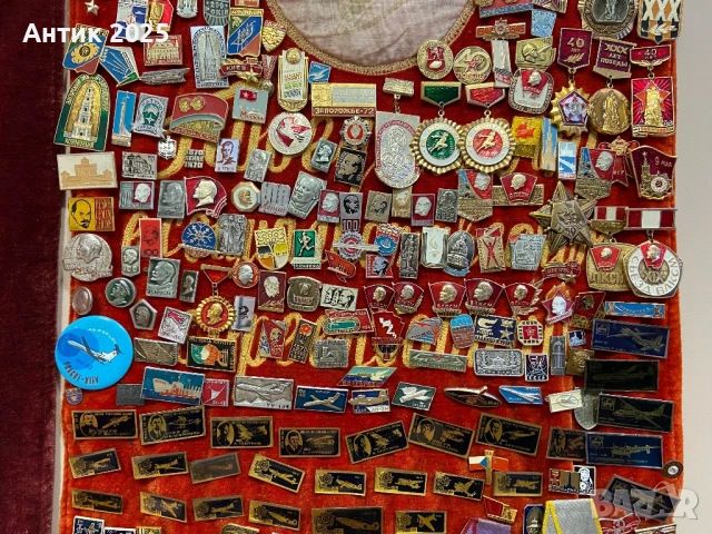 Колекция от съветски значки върху кадифено знаме – голям винтидж комплект, 200+ значки, СССР, снимка 3 - Антикварни и старинни предмети - 52669205