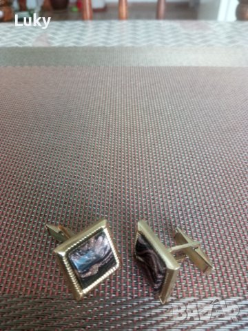 Продавам старинни и красиви,копчета за ръкавели .Обявената цена е за комплекта.