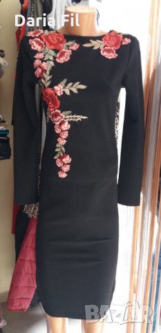 Елегантна черна рокля с апликирана бродерия и отворен гръб