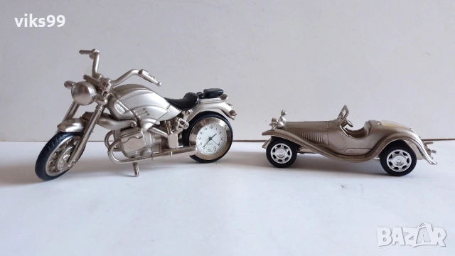 Метални мотор и ретро количка - часовници