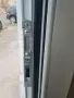 Продавам бяла алуминиева входна врата с термомост, странична витрина и PVC прозорец, снимка 4