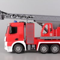 ✨Радиоуправляема пожарна кола пръскаща вода   , снимка 3 - Коли, камиони, мотори, писти - 44430930
