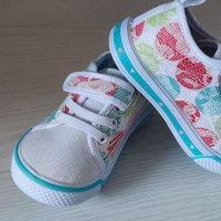 Нови бели текстилни обувки с дантела и цветя, размер 21