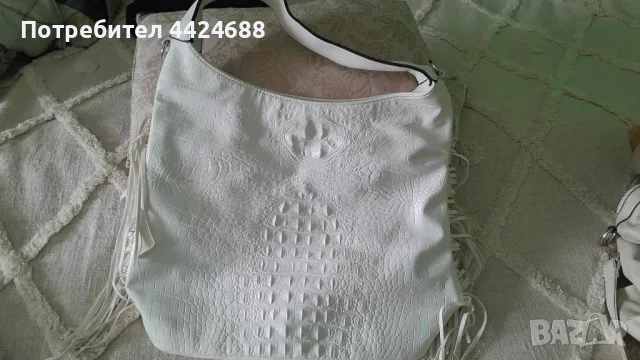 Много запазена функционална дамска чанта. БЯЛА.