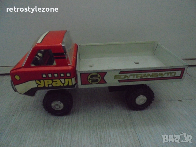 № 8367 Стара Съветска ламаринена играчка „Урал“  , снимка 2 - Други ценни предмети - 52426625