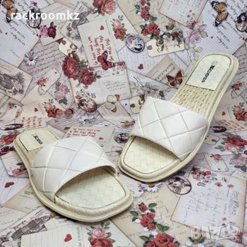 Дамски чехли с гъвкава равна подметка в бежов цвят, снимка 1