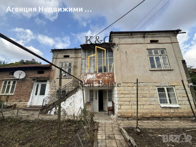 Двуетажна полумасивна къща в гр. Лозница 