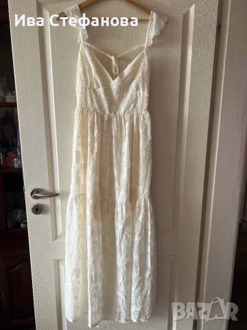 Нова нежна кокетна  кукленска бяла кремава дълга елегантна структурна рокля 3 Д цветя 