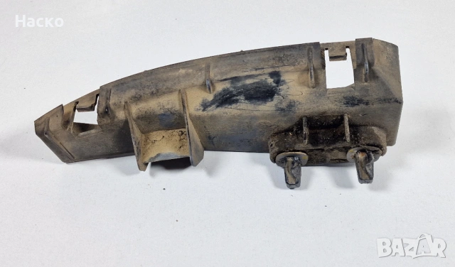 Заден Десен Държач Под Стоп Задна Броня Toyota Corolla Verso Тойота Корола Версо 04-08г 52562 0F010, снимка 2 - Части - 53055175