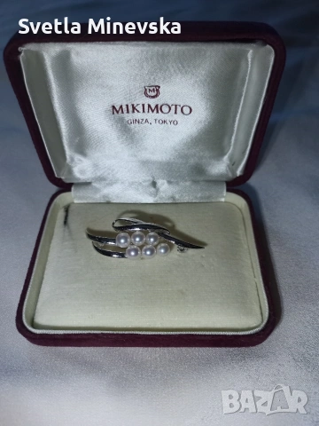 Сребърна брошка Mikimoto с перли в оригинална кадифена кутия., снимка 3 - Колиета, медальони, синджири - 53167356