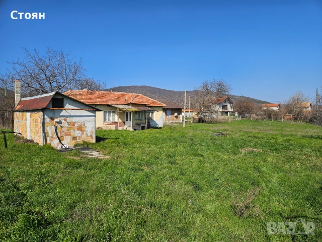 Полумасивна къща + стопанска постройка в 1824 кв.м парцел, снимка 2 - Къщи - 53822180