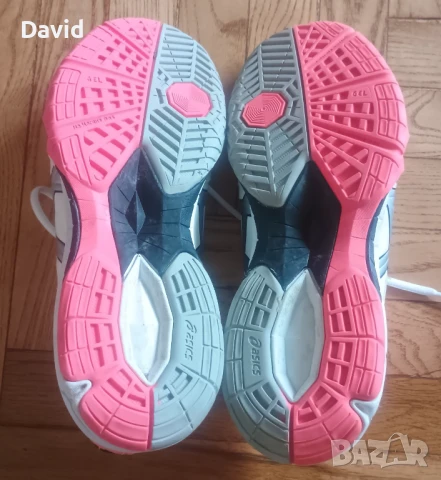 Оригинални дамски сникърси Asics Gel-Tactic, снимка 5 - Маратонки - 50476752