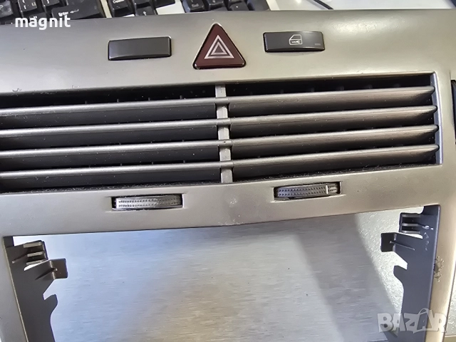 03758075 Конзола със бутон за аварийни светлини OPEL ASTRA H 13100105, снимка 3 - Части - 52522616