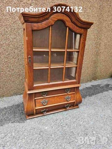 Малка колекционерска витринка за стена в стил Чипъндейл, снимка 3 - Секции и витрини - 53566180