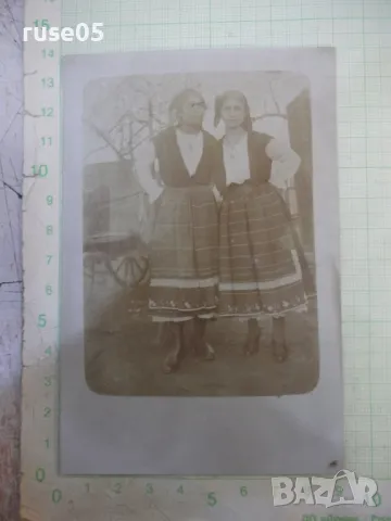 Снимка стара на две жени в носии до каруцата - 1